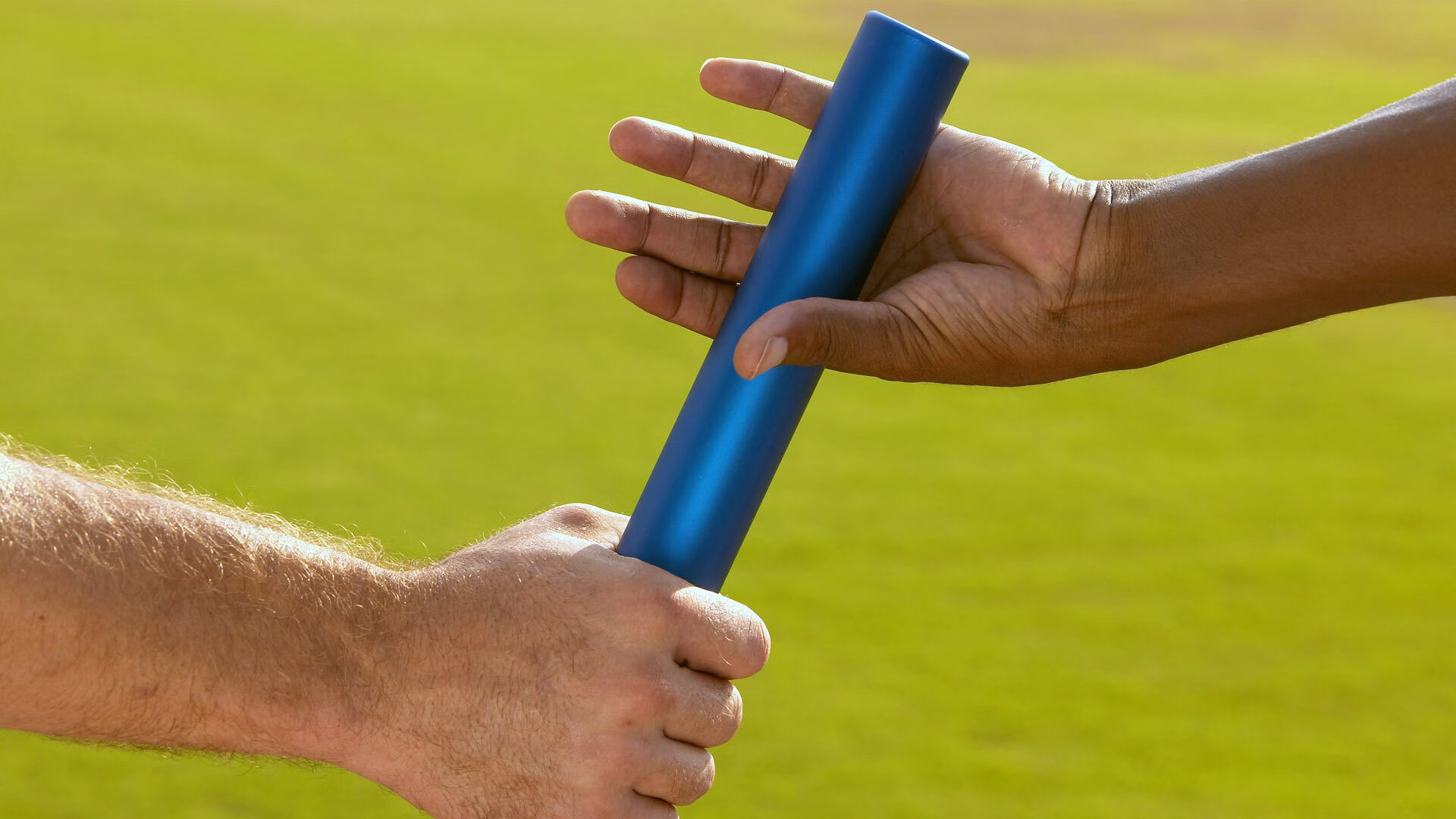 开云体育在线-“球场趣事:运动员场外的爆笑趣味瞬间”,球场上运动员的描写